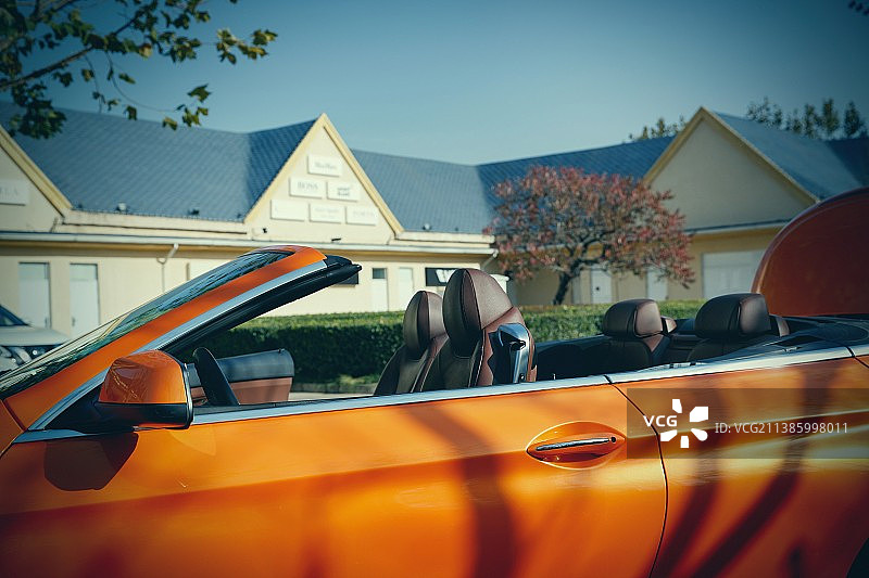 停在购物中心旁的敞篷跑车图片素材