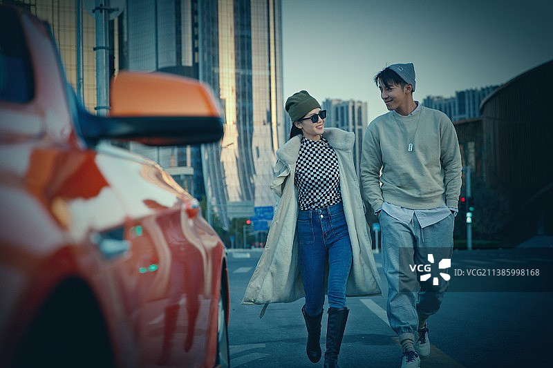 时尚的青年伴侣和豪车图片素材