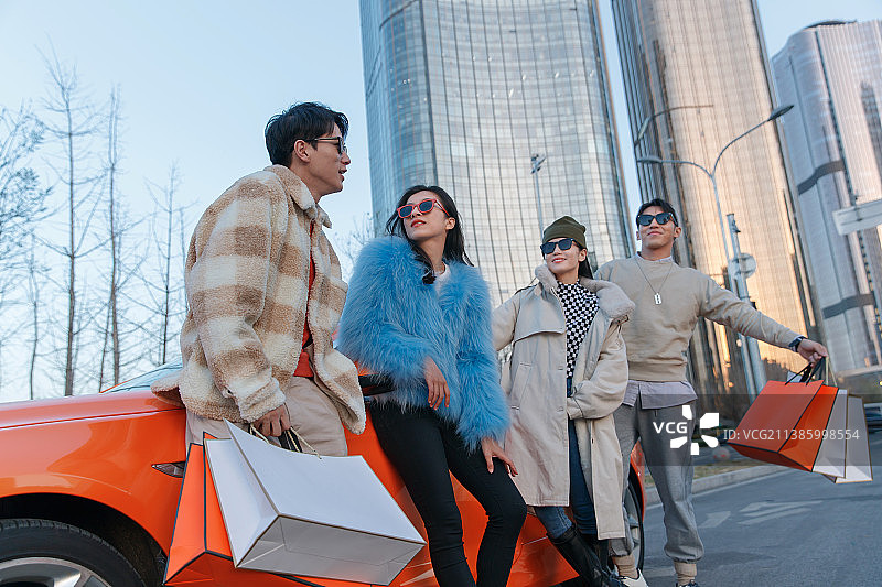 时尚的青年人驾驶豪车购物图片素材