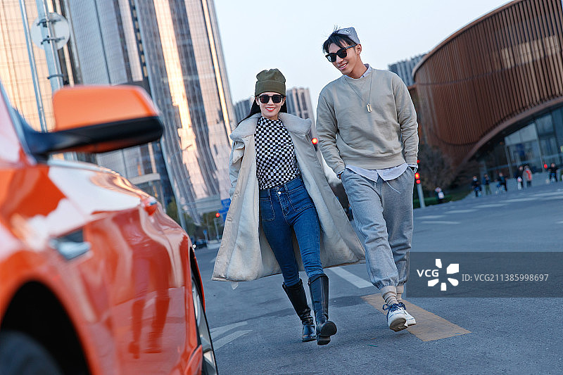 时尚的青年伴侣和豪车图片素材