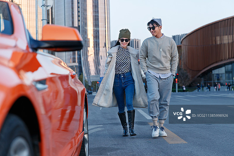 时尚的青年伴侣和豪车图片素材