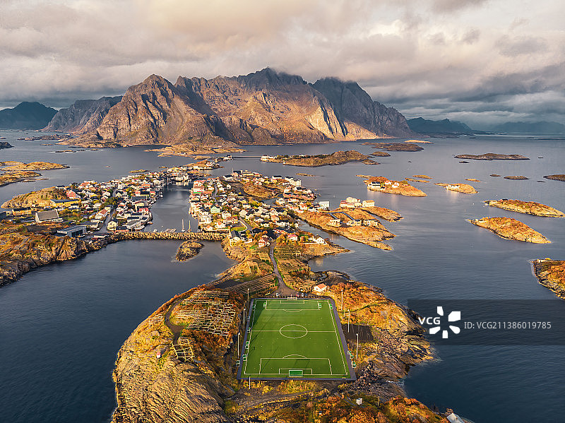 航拍挪威罗弗敦群岛渔村足球场图片素材
