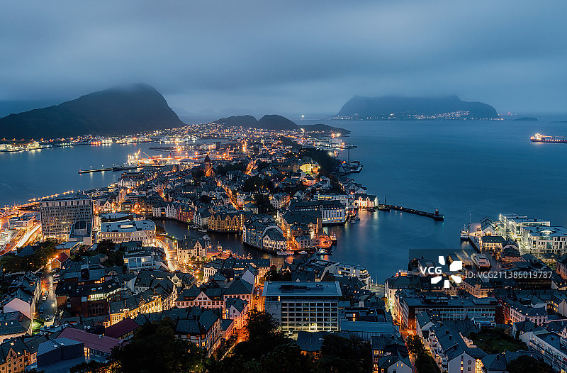 北欧挪威奥勒松海边小城傍晚蓝调景观图片素材