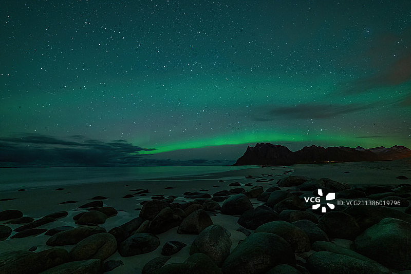 北欧挪威罗弗敦群岛海边极光图片素材