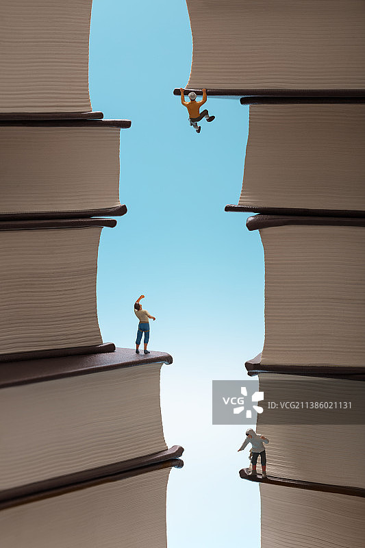 微缩创意书本山峰攀岩的户外运动爱好者图片素材