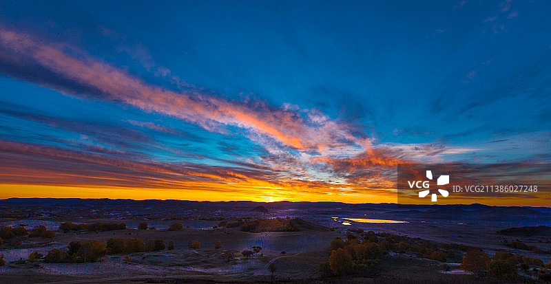 五彩草原图片素材