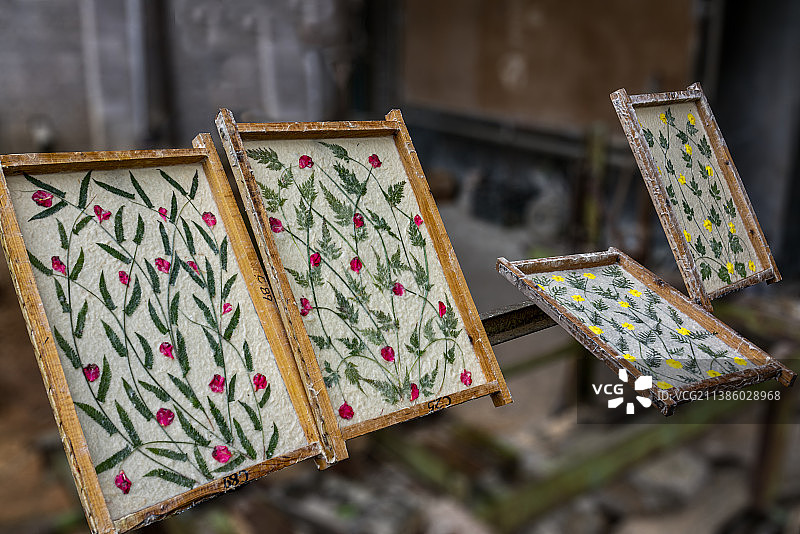 贵州黔东南苗族侗族自治州丹寨县石桥村手工花样造纸工场图片素材