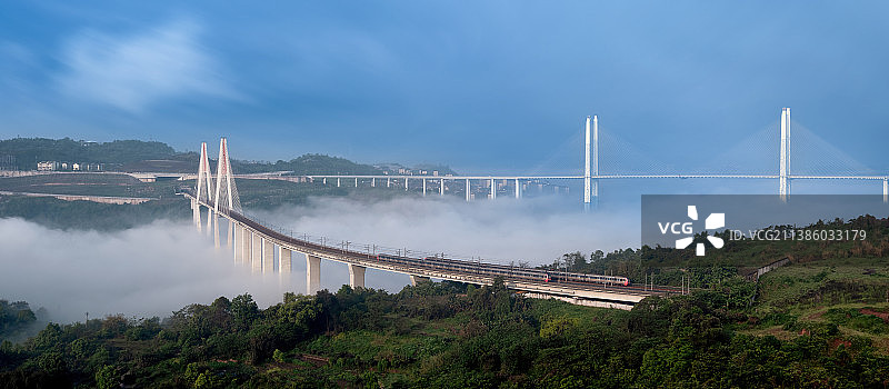 重庆：轻轨穿越蔡家嘉陵江大桥图片素材