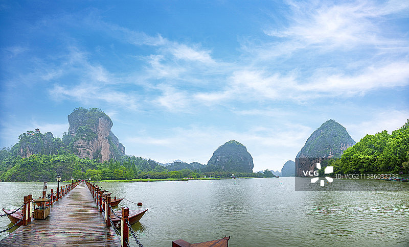 江西省鹰潭市龙虎山泸溪河畔浮桥图片素材