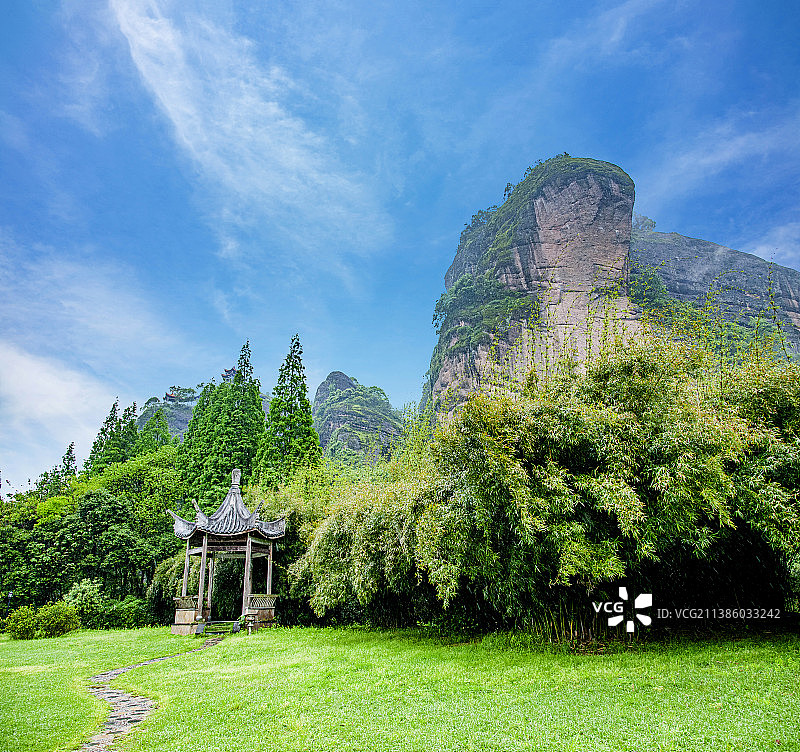 江西省鹰潭市龙虎山泸溪河畔园林图片素材