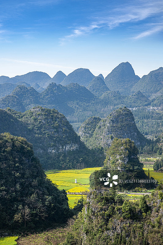 贵州兴义万峰林上远眺山下田园图片素材