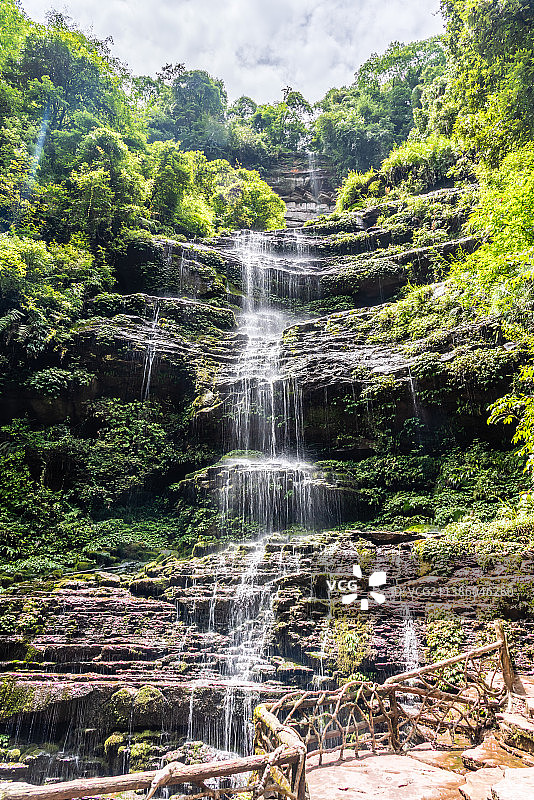 中国四川雅安碧峰峡风景区的千层岩瀑布图片素材