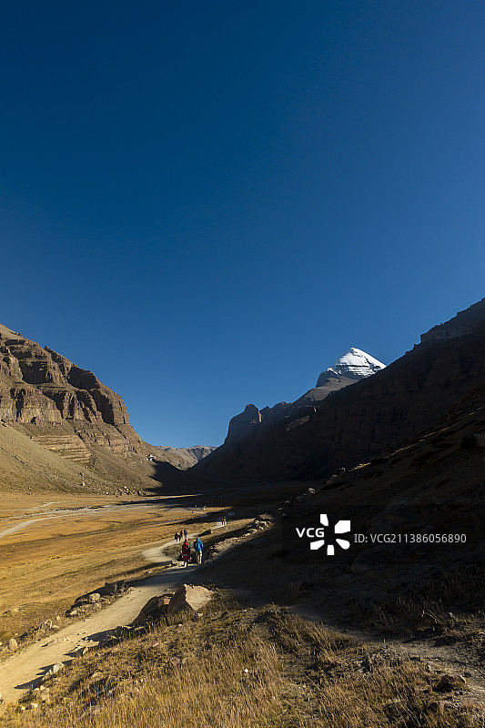 通往西藏冈仁波齐神山路上的转山人图片素材