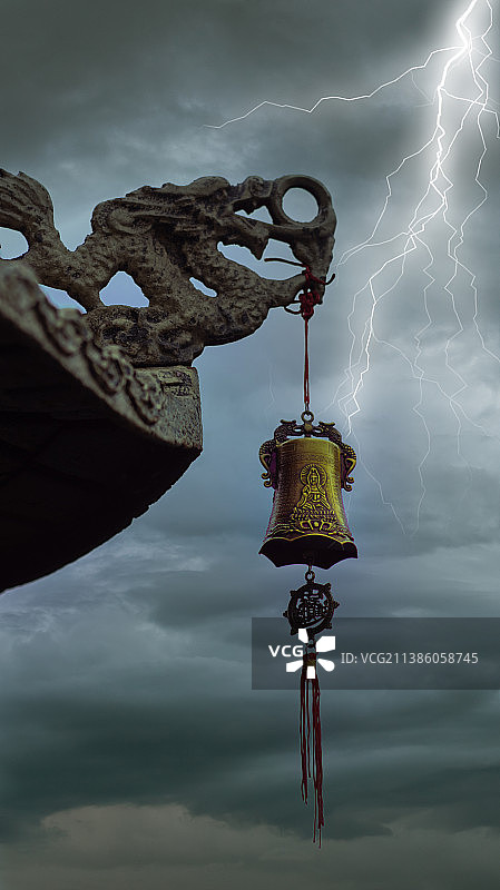 闪电下的风铃图片素材