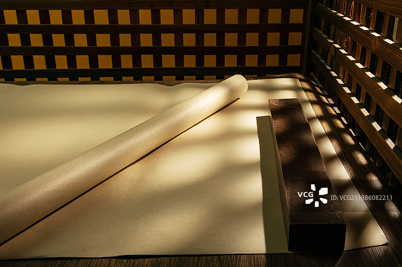 桌上的宣纸和镇尺图片素材