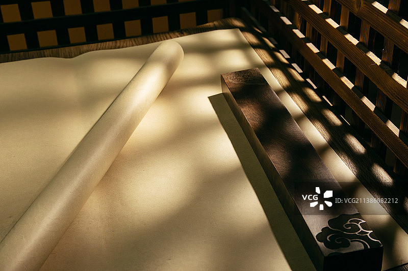 桌上的宣纸和镇尺图片素材