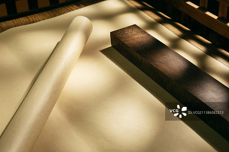 桌上的宣纸和镇尺图片素材