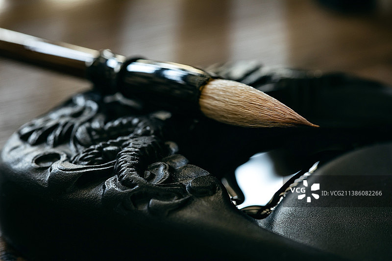 桌上的毛笔和砚台图片素材