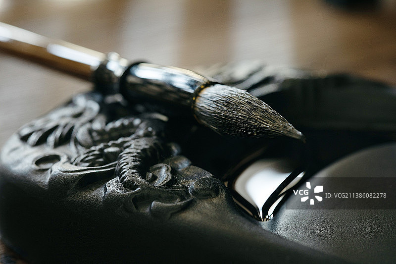 桌上的毛笔和砚台图片素材