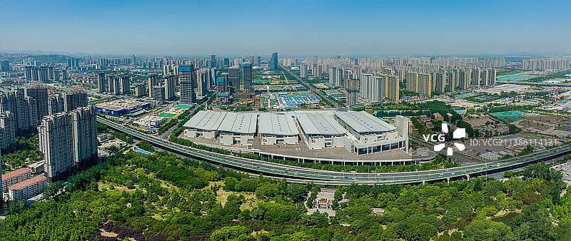 中国山东济南西部新城城市天际线，山东国际会展中心航拍图片素材
