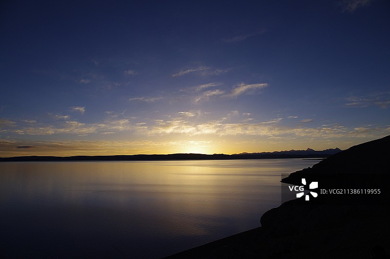 纳木错湖畔山顶日出图片素材