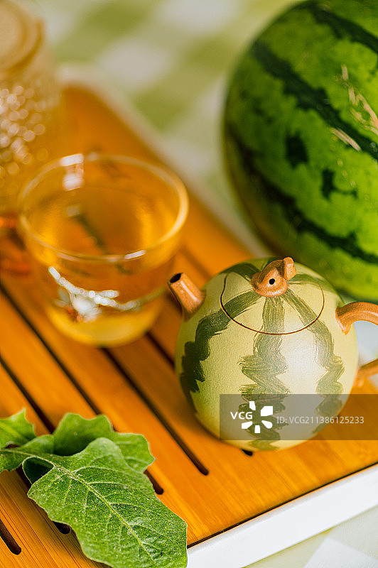 西瓜水壶可爱茶具 桌上茶杯的高角度视图图片素材