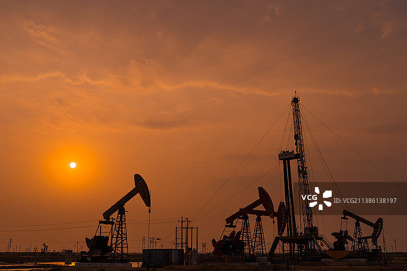 夕阳下的孤东油田图片素材