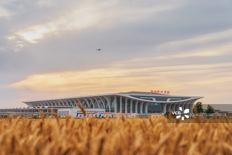 河南郑州高铁站郑州航空港站（原郑州南站）站房与麦田夏季户外风光图片素材