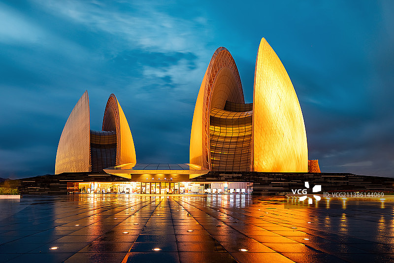 雨后的大剧院图片素材