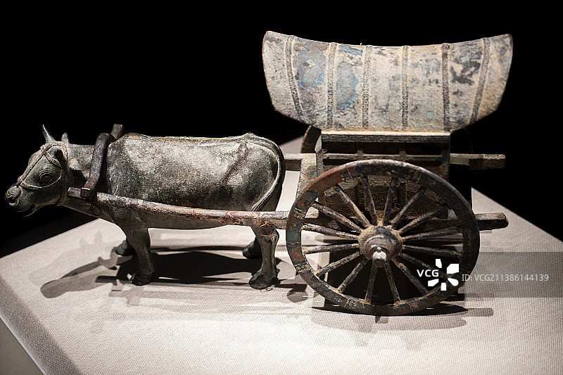 深圳博物馆古代艺术馆展品青铜牛拉车图片素材