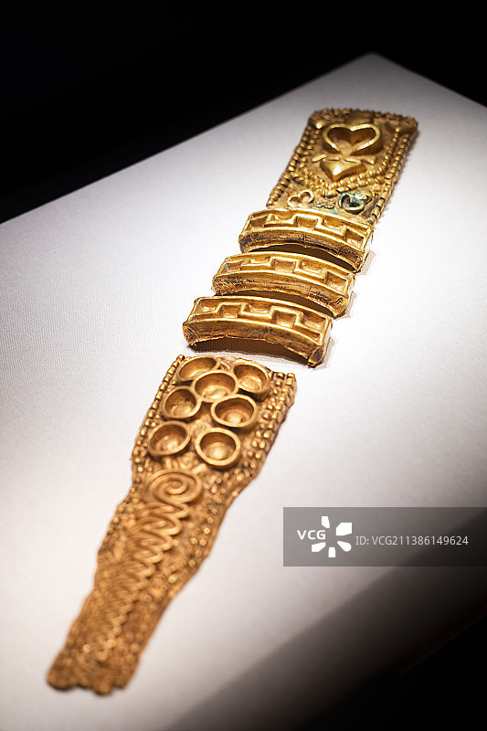 深圳博物馆古代艺术馆文物展品纯金剑鞘图片素材