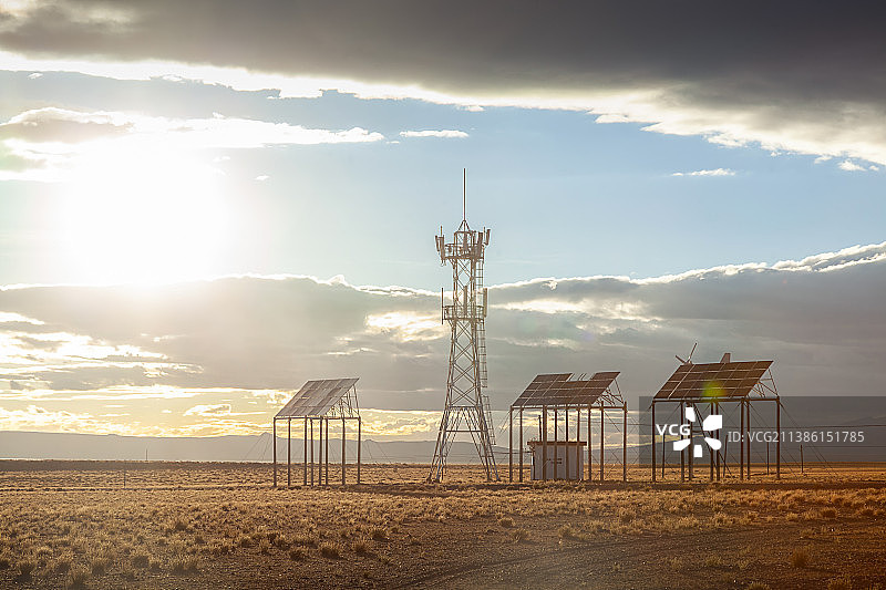 中国铁塔高原信号塔太阳能风能日落图片素材