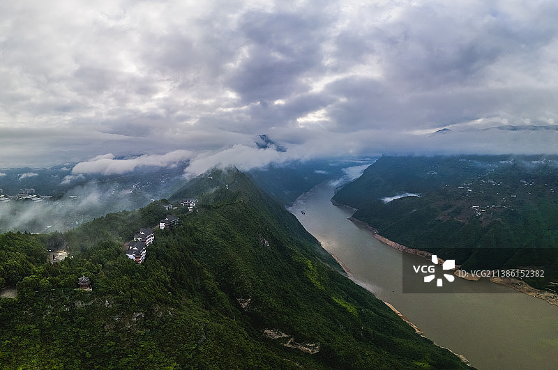 满载的货船经过长江流域重庆市巫山段图片素材