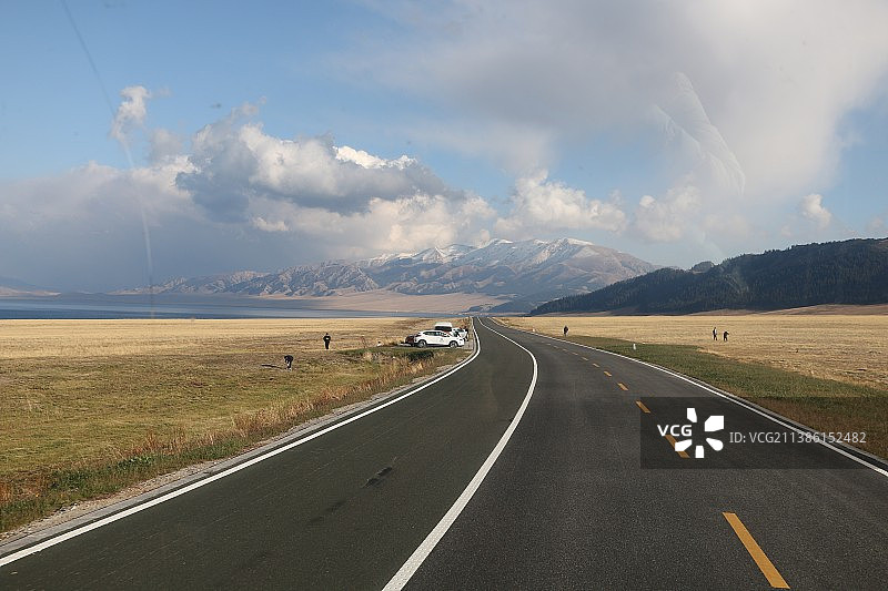 新疆赛里木湖公路图片素材