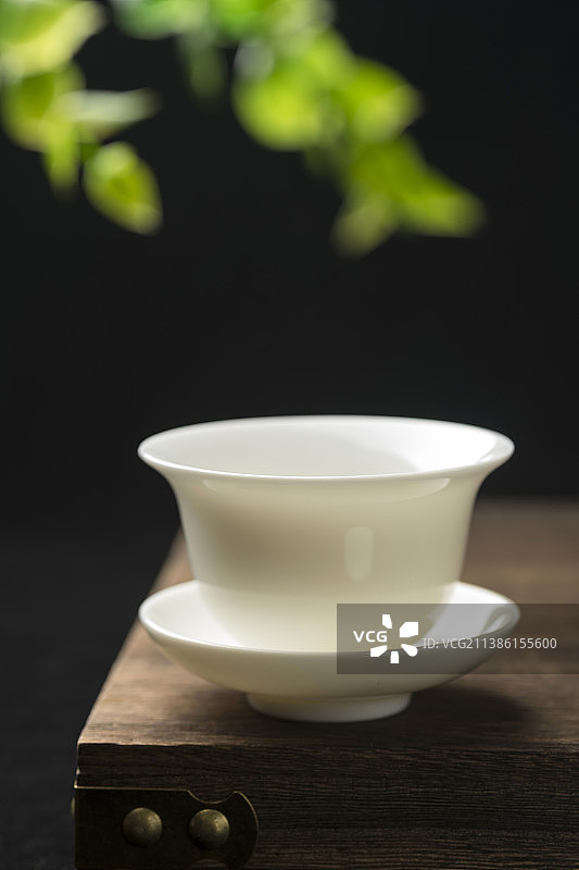 白瓷三才杯盖碗特写木桌面黑色背景图片素材