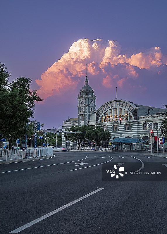 傍晚，在太阳余晖的映照下，一朵积雨云呈现出迷人的色彩。图片素材