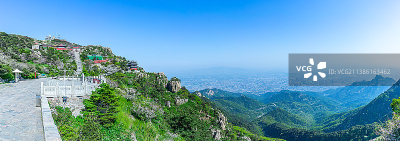 中国非都市风光拍摄主题，山东省泰安市国内著名景点泰山风景区，玉皇顶天街和碧霞祠，俯瞰连绵不绝的山谷全图片素材