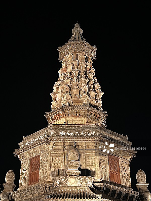 正定广惠寺-夜间夜空照明建筑的低角度视图图片素材