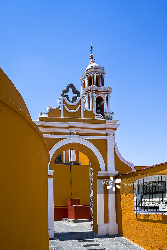 墨西哥历史名城普埃布拉，建在乔鲁拉大金字塔遗址上的教堂图片素材