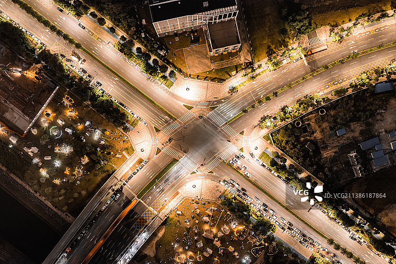 高角度视角十字路口夜景图片素材
