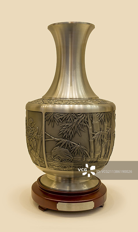 北京中央礼品文物管理中心-1994年四君子锡瓶-马来西亚赠图片素材