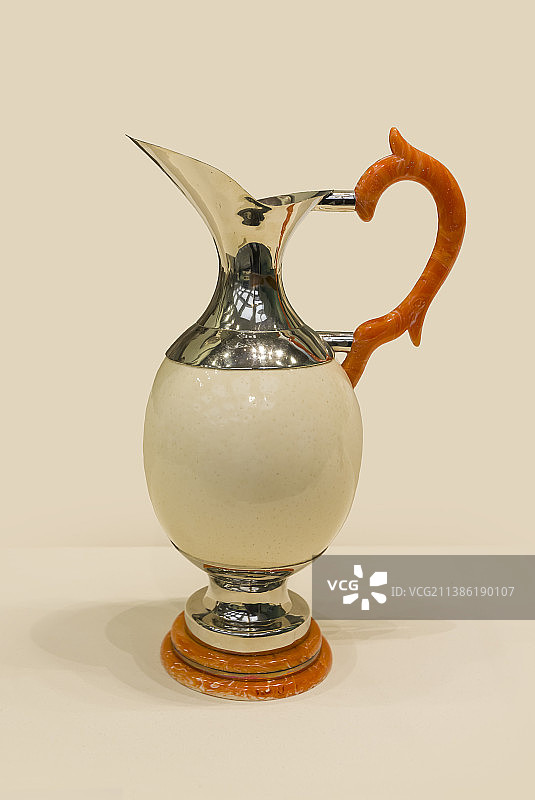 北京中央礼品文物管理中心-2015年鸵鸟蛋单耳壶-苏丹赠图片素材