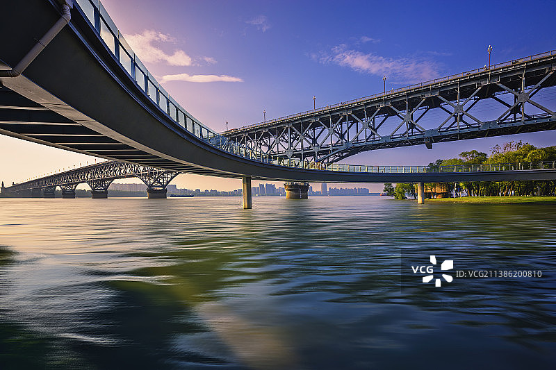 交错+网红玻璃栈桥和南京长江大桥（南京）图片素材