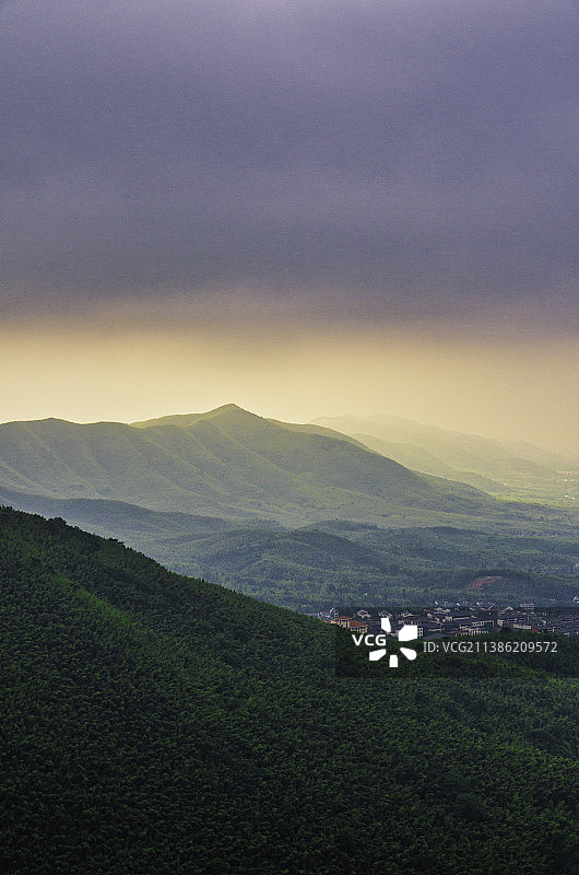 夕阳下的江苏宜兴竹海风景区和村落图片素材