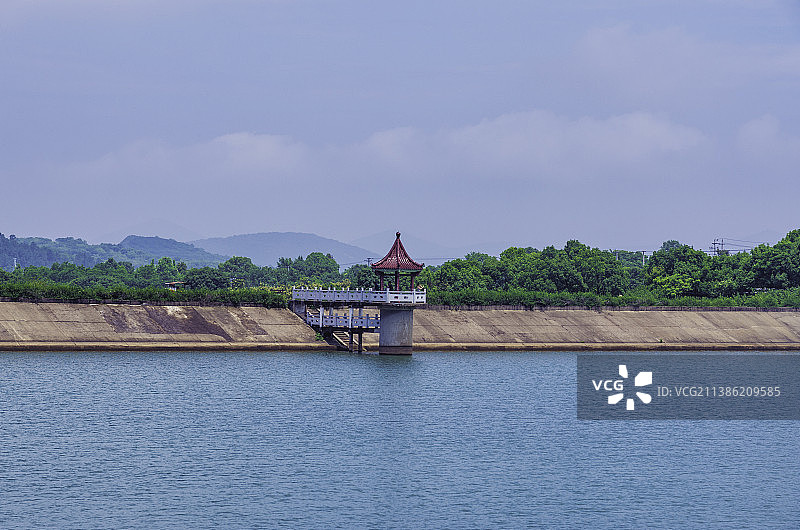 江苏宜兴龙池山的水库风光图片素材