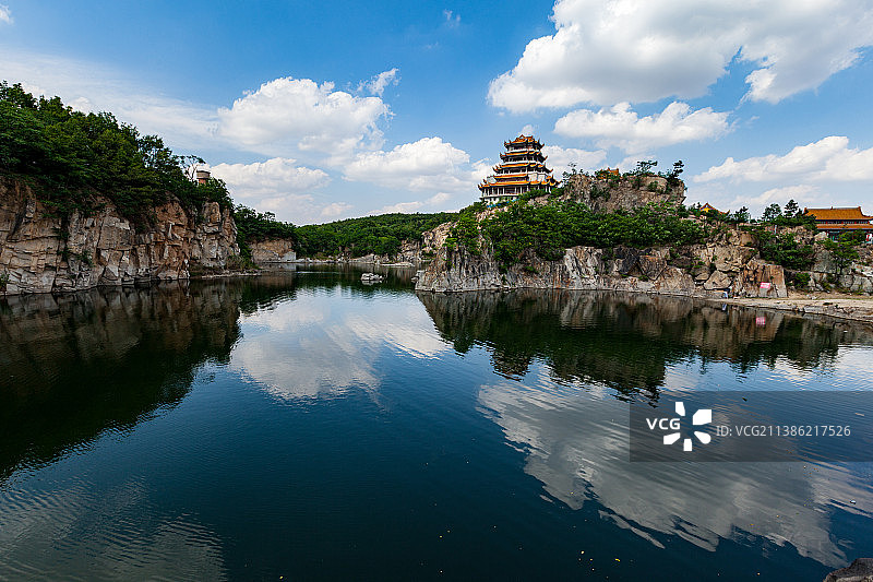 安徽蚌埠栖岩寺夏日倒影图片素材