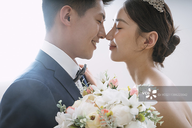 浪漫的新婚夫妇图片素材