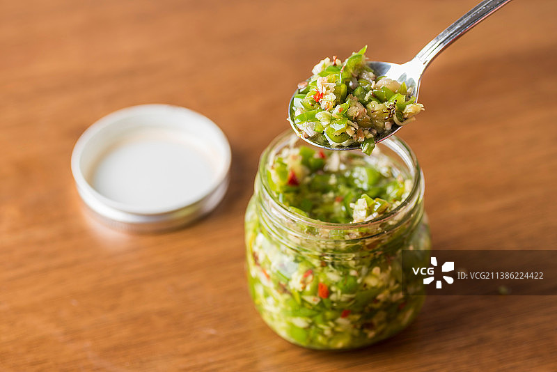 玻璃瓶盛放的手工秘制青剁椒酱图片素材