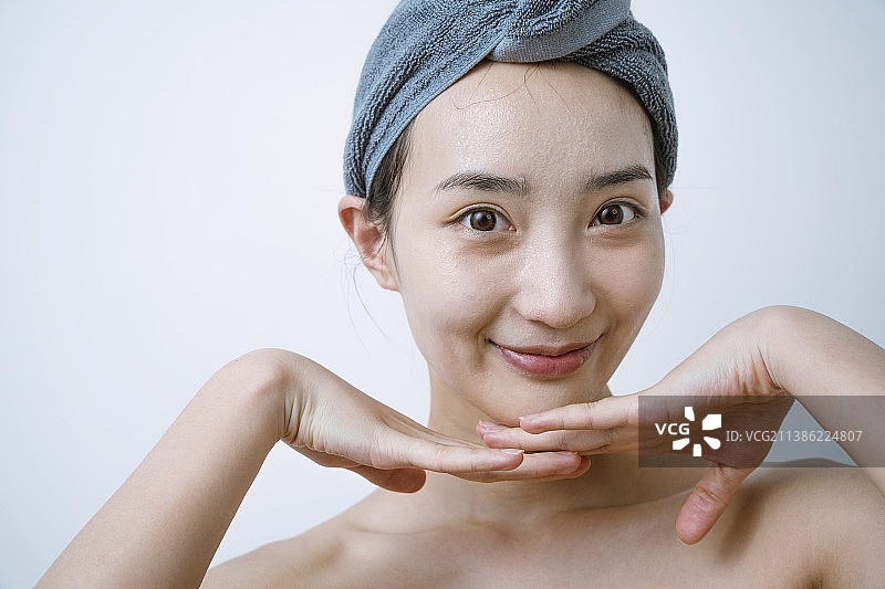 年轻女子裹着浴巾肖像图片素材
