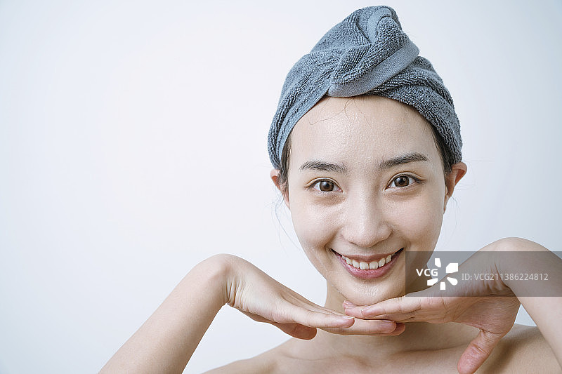 年轻女子裹着浴巾肖像图片素材